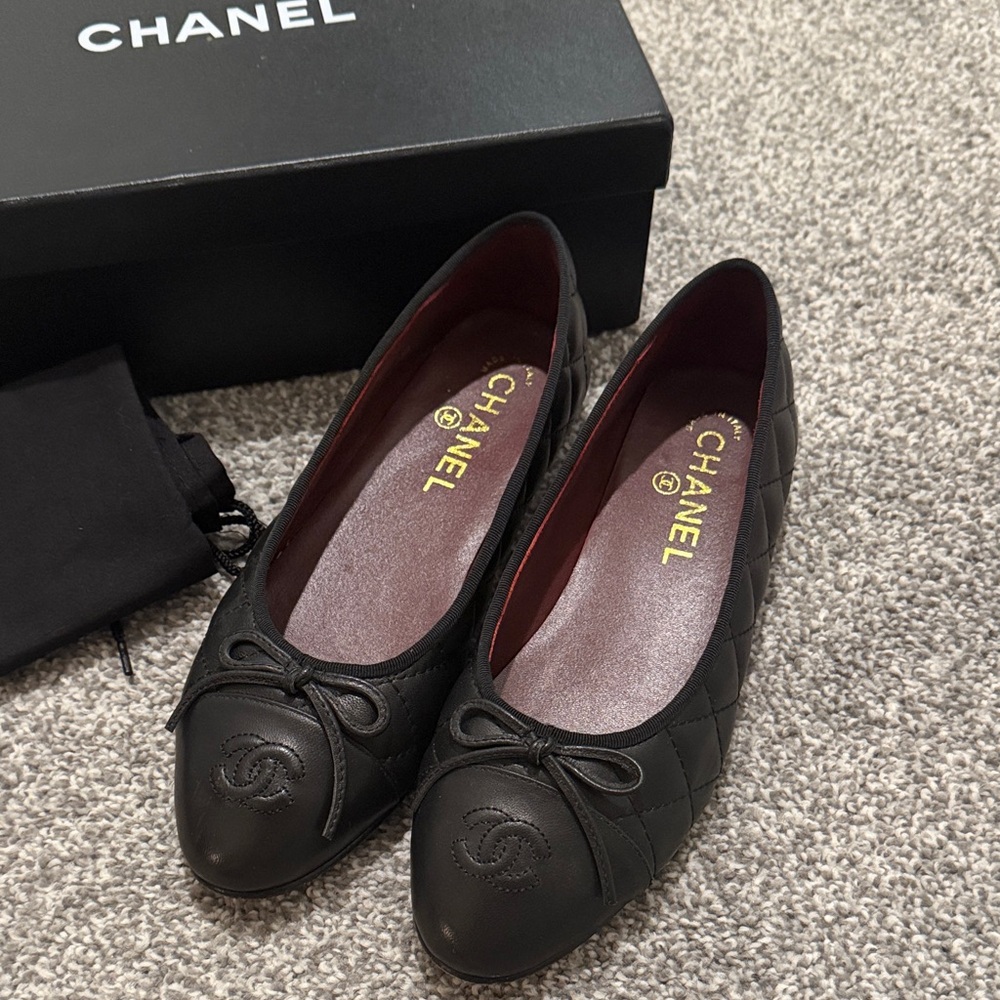CHANEL Black Quilted Flats - Picture 2 of 7